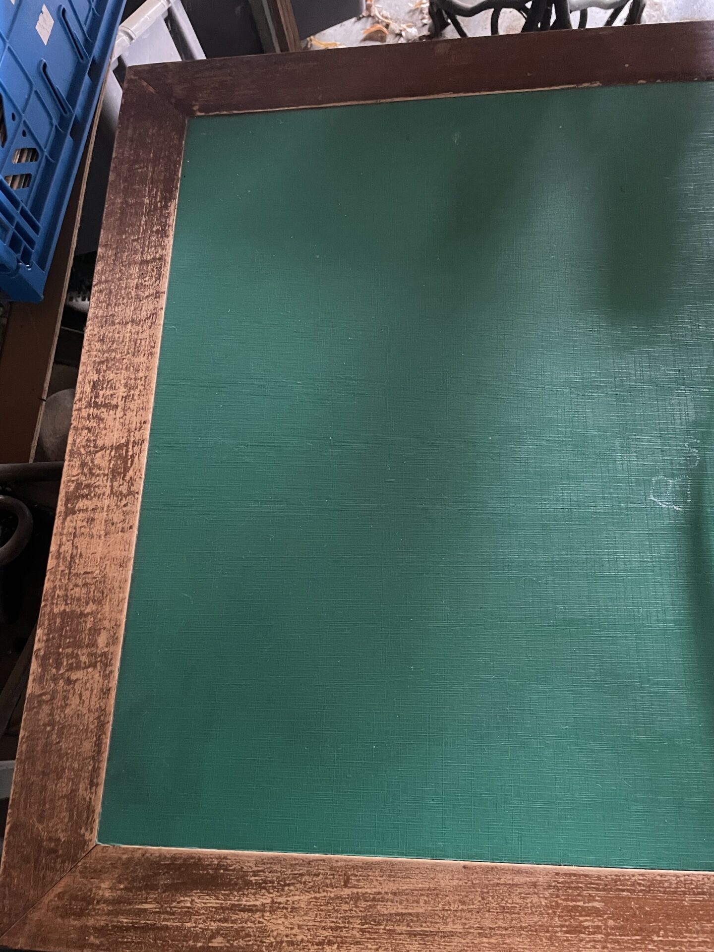 Bureau vintage bois et sous main vert – Image 5