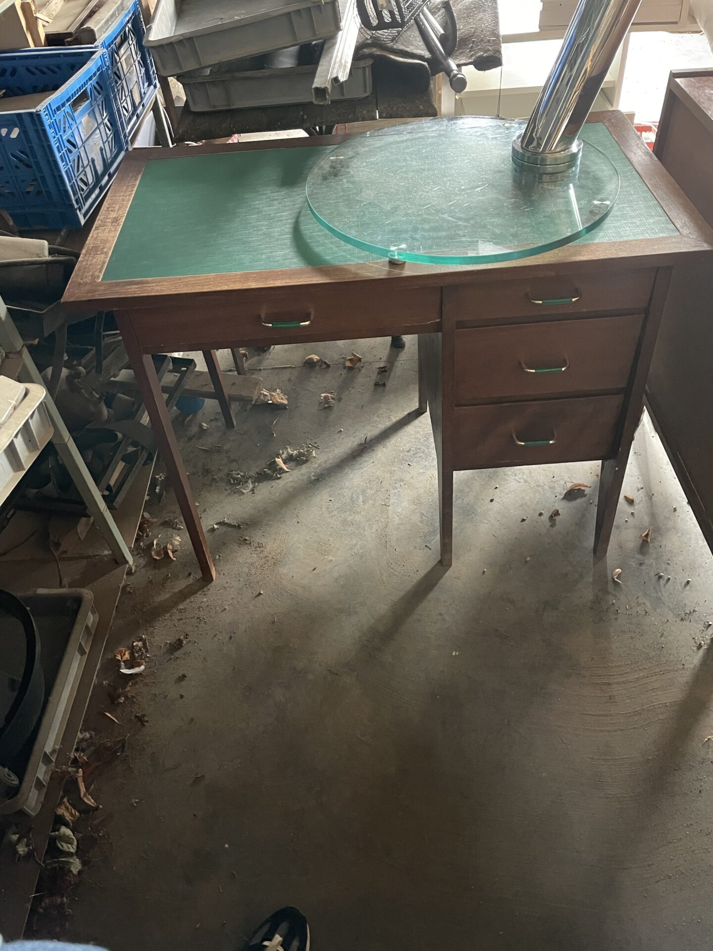 Bureau vintage bois et sous main vert – Image 6
