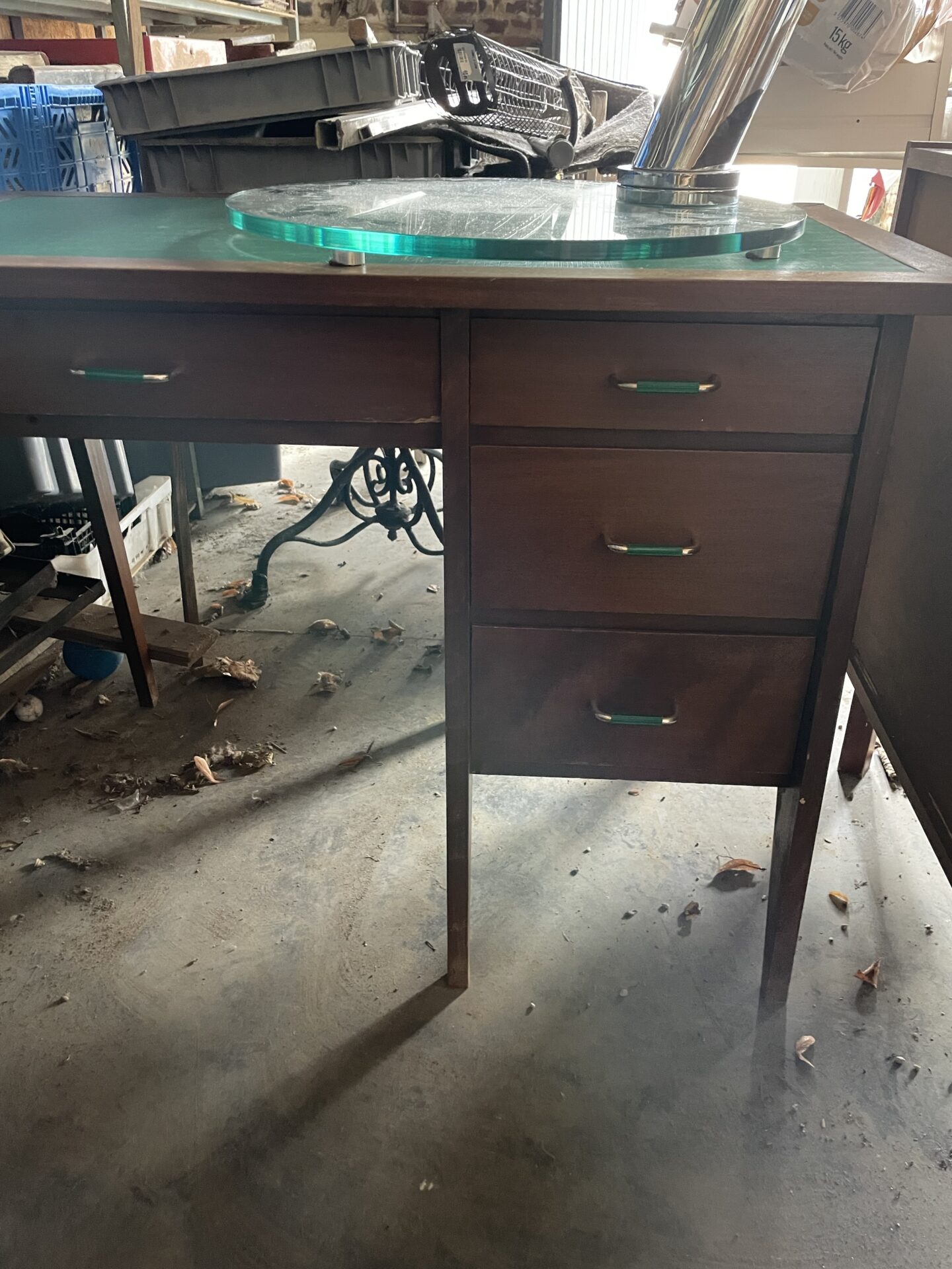 Bureau vintage bois et sous main vert – Image 7