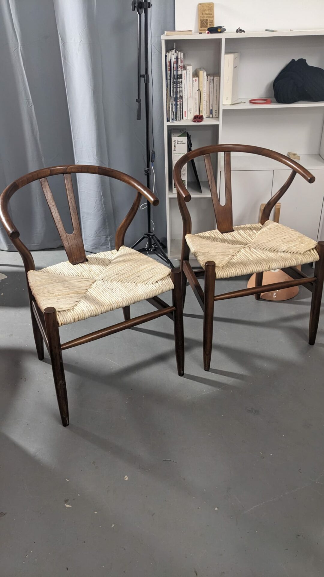 Lot de 2 chaises en mindi massif – Image 4