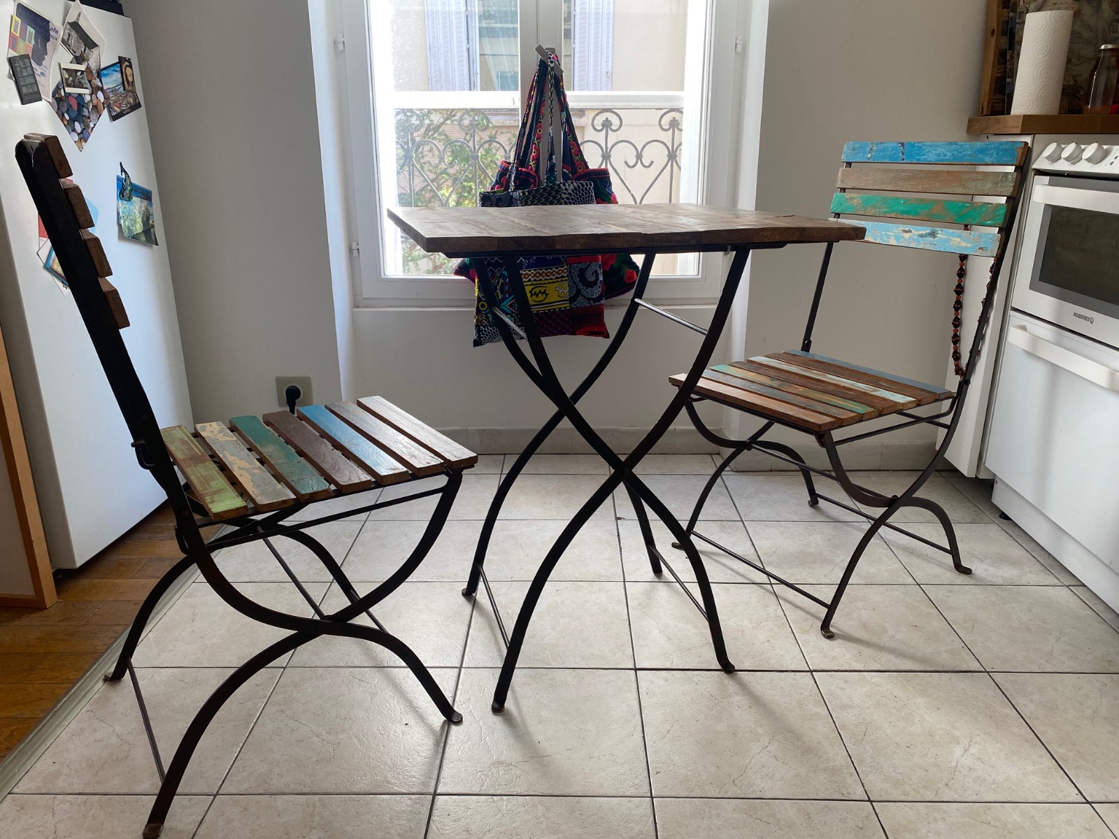 Table de bistrot Maisons du Monde et ses 2 chaises pliantes – Image 9
