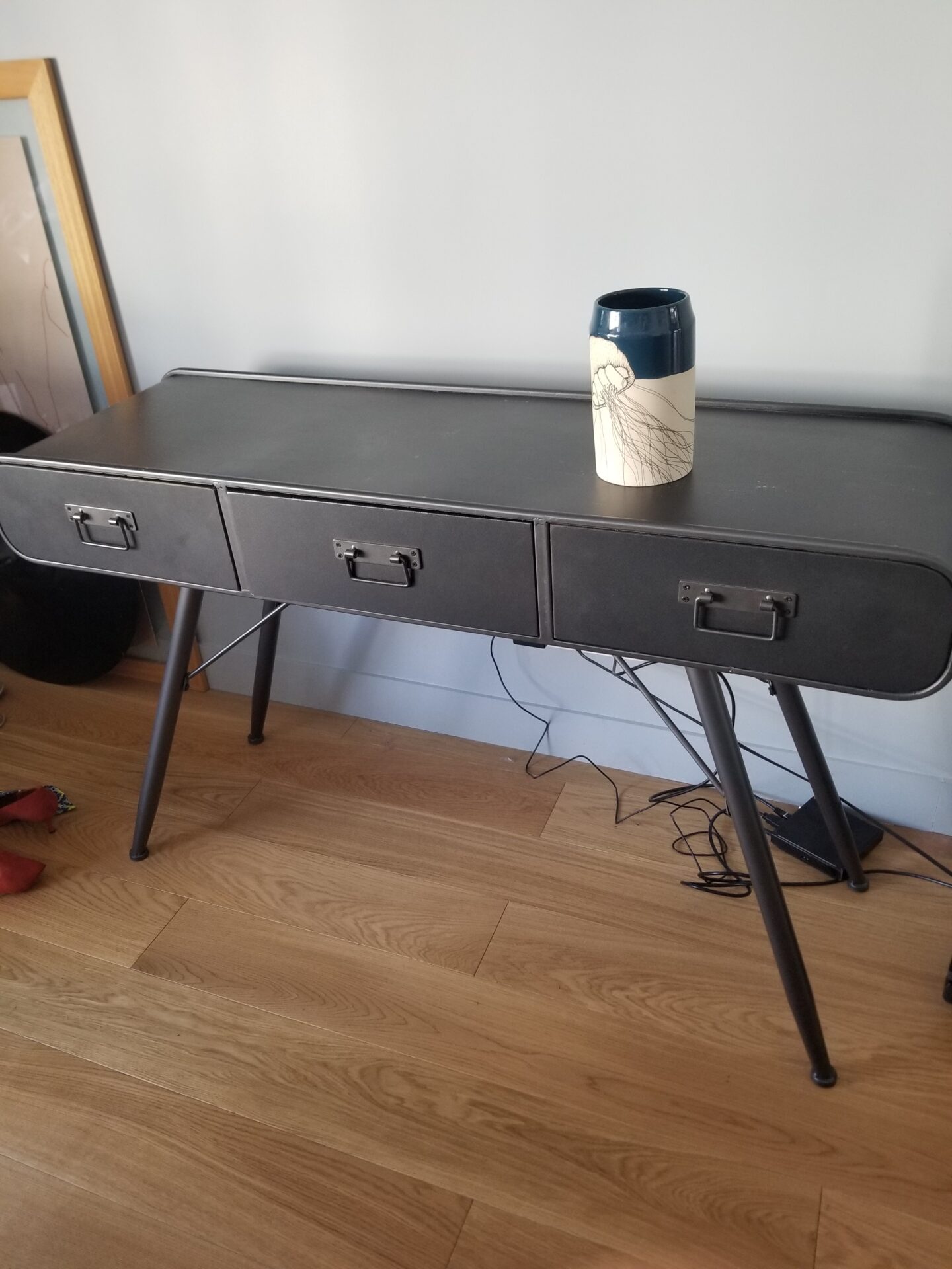 Console design en métal noir – Image 2