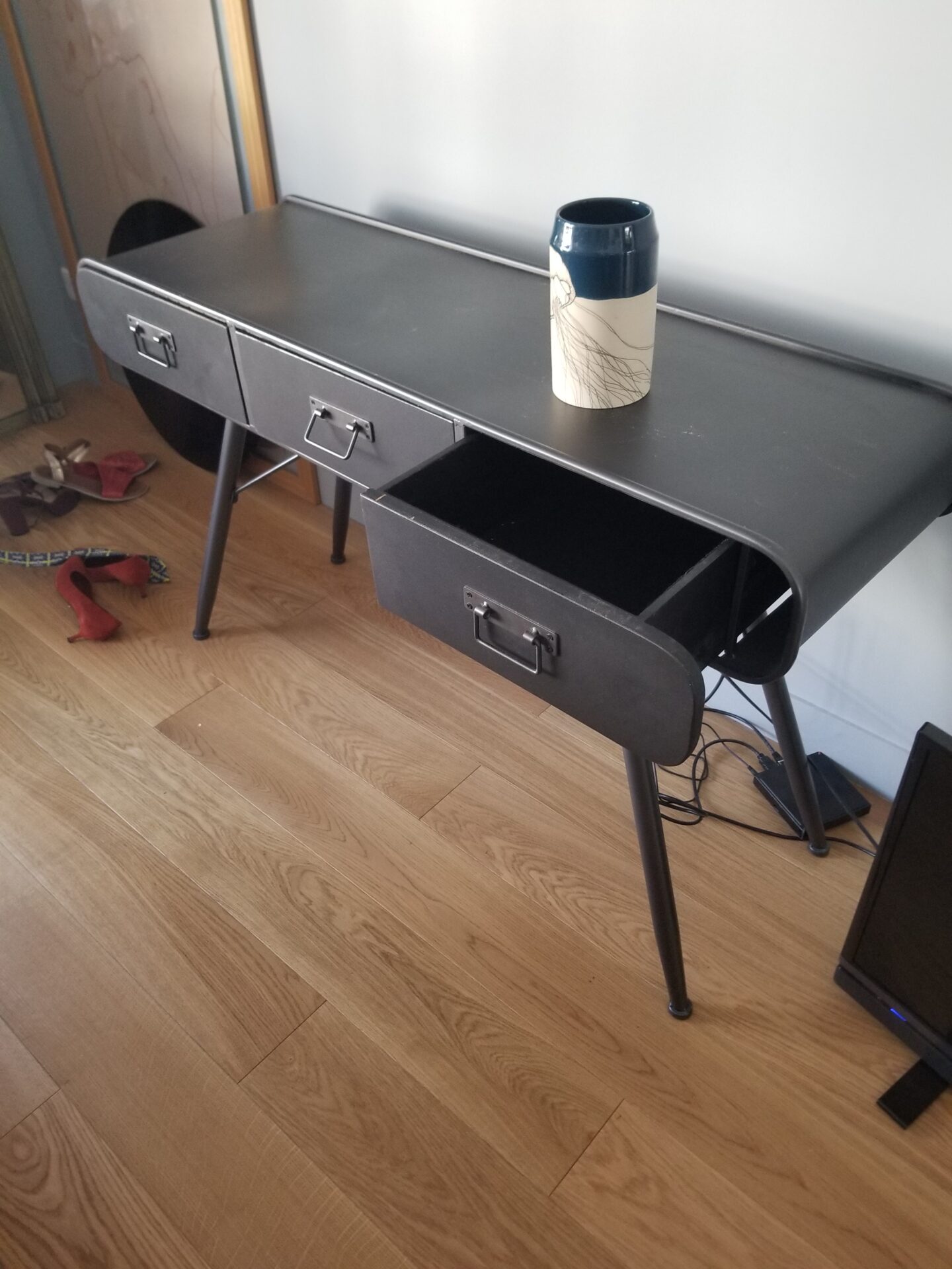Console design en métal noir – Image 3