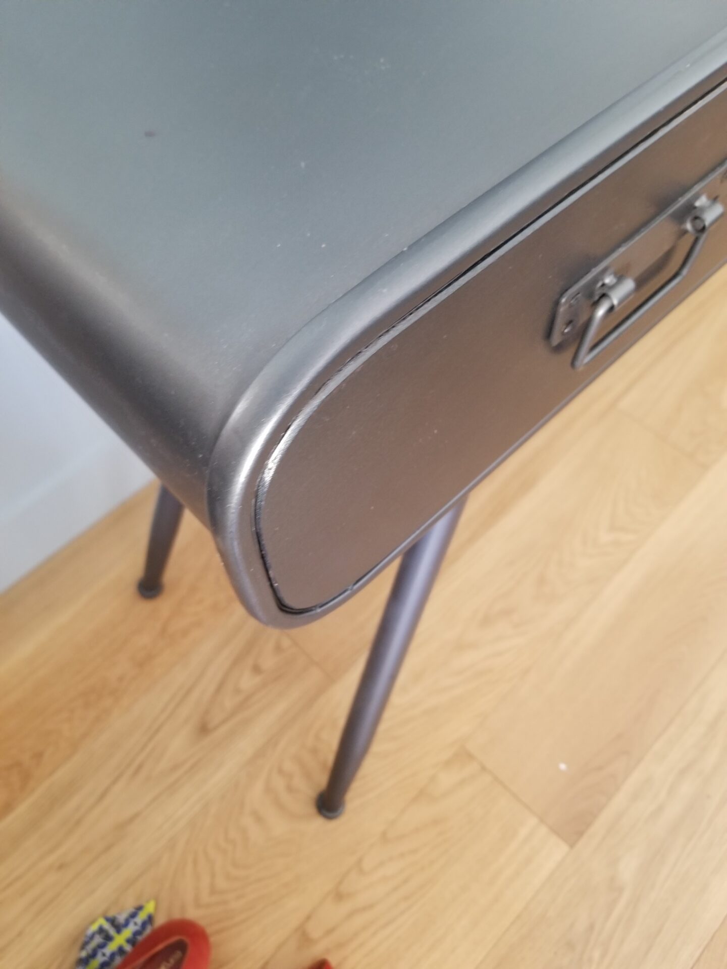 Console design en métal noir – Image 4