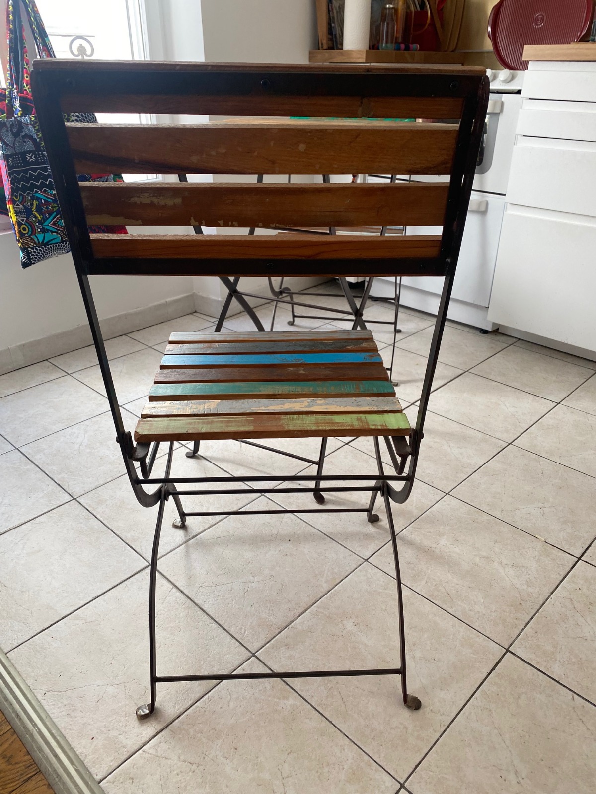 Table de bistrot Maisons du Monde et ses 2 chaises pliantes – Image 7
