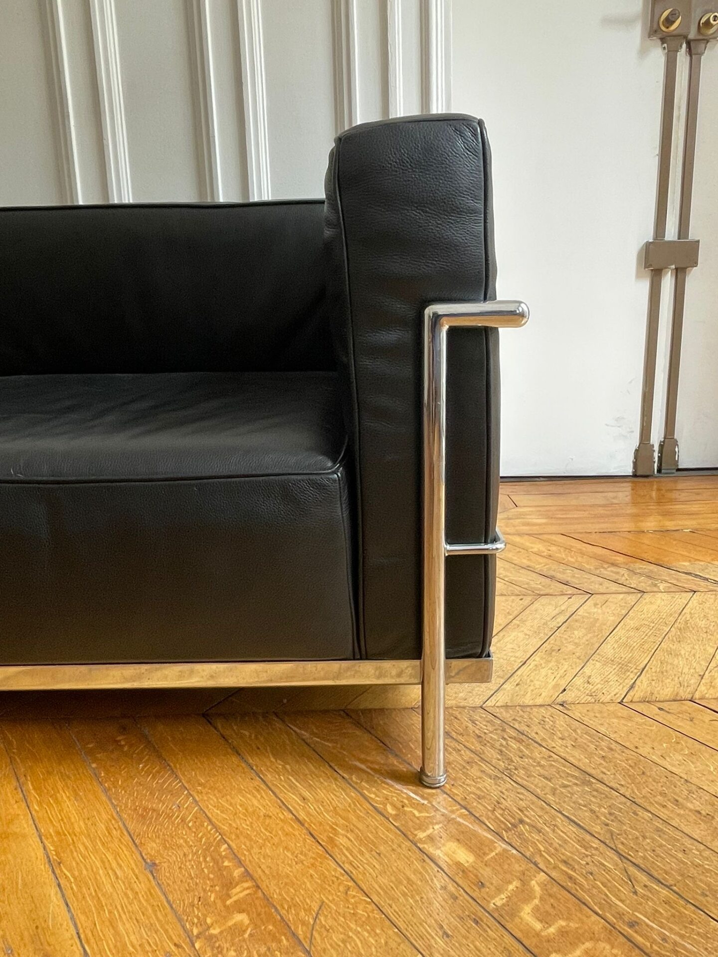 Canapé cuir noir style LC2 Le Corbusier – Image 3