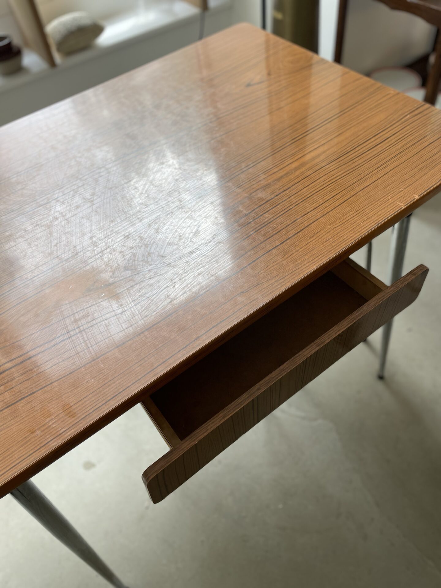 Table Formica marron extensible 4-8 personnes années 60/70 – Image 8