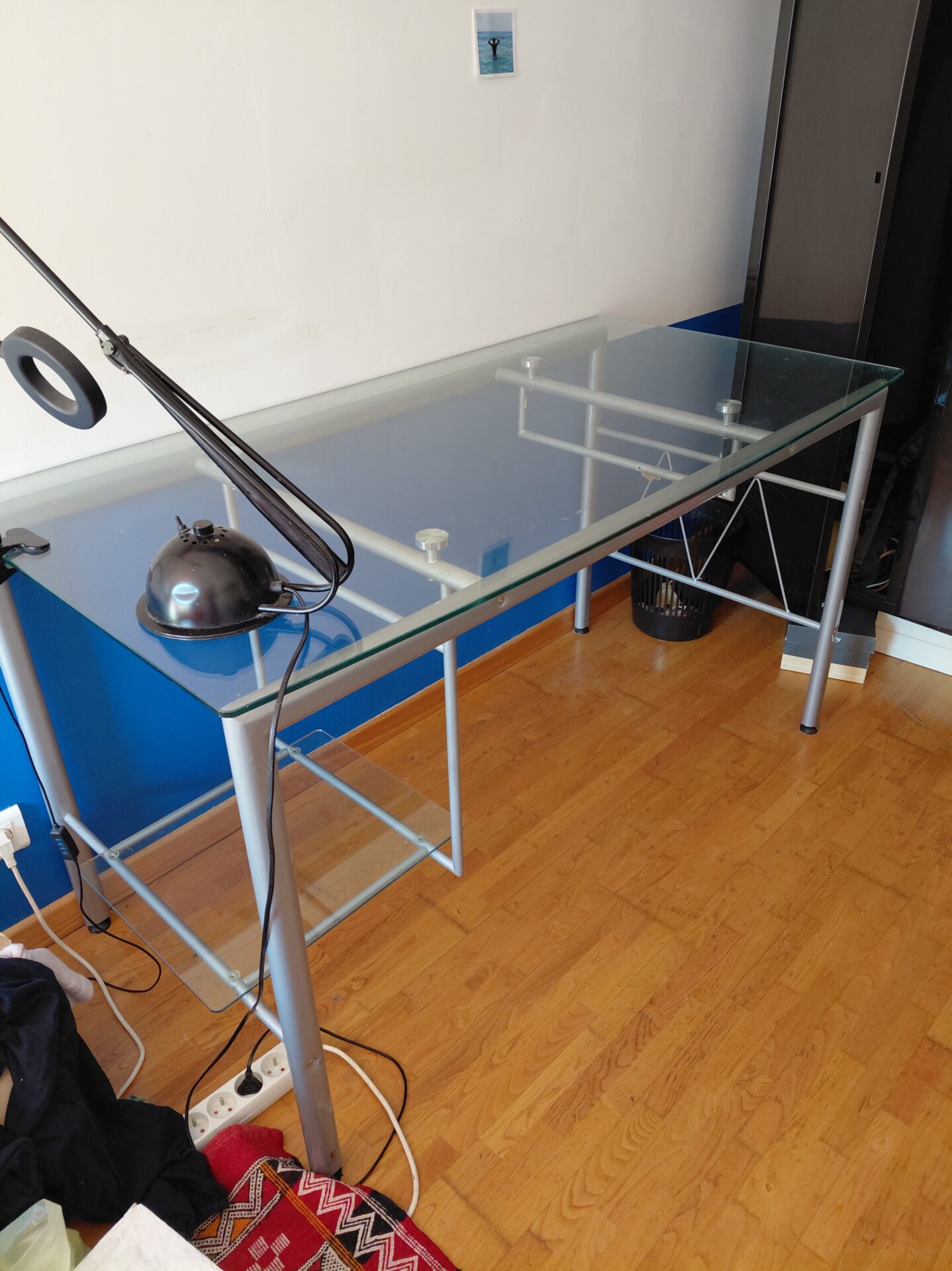Bureau en verre avec structure métallique – Image 2