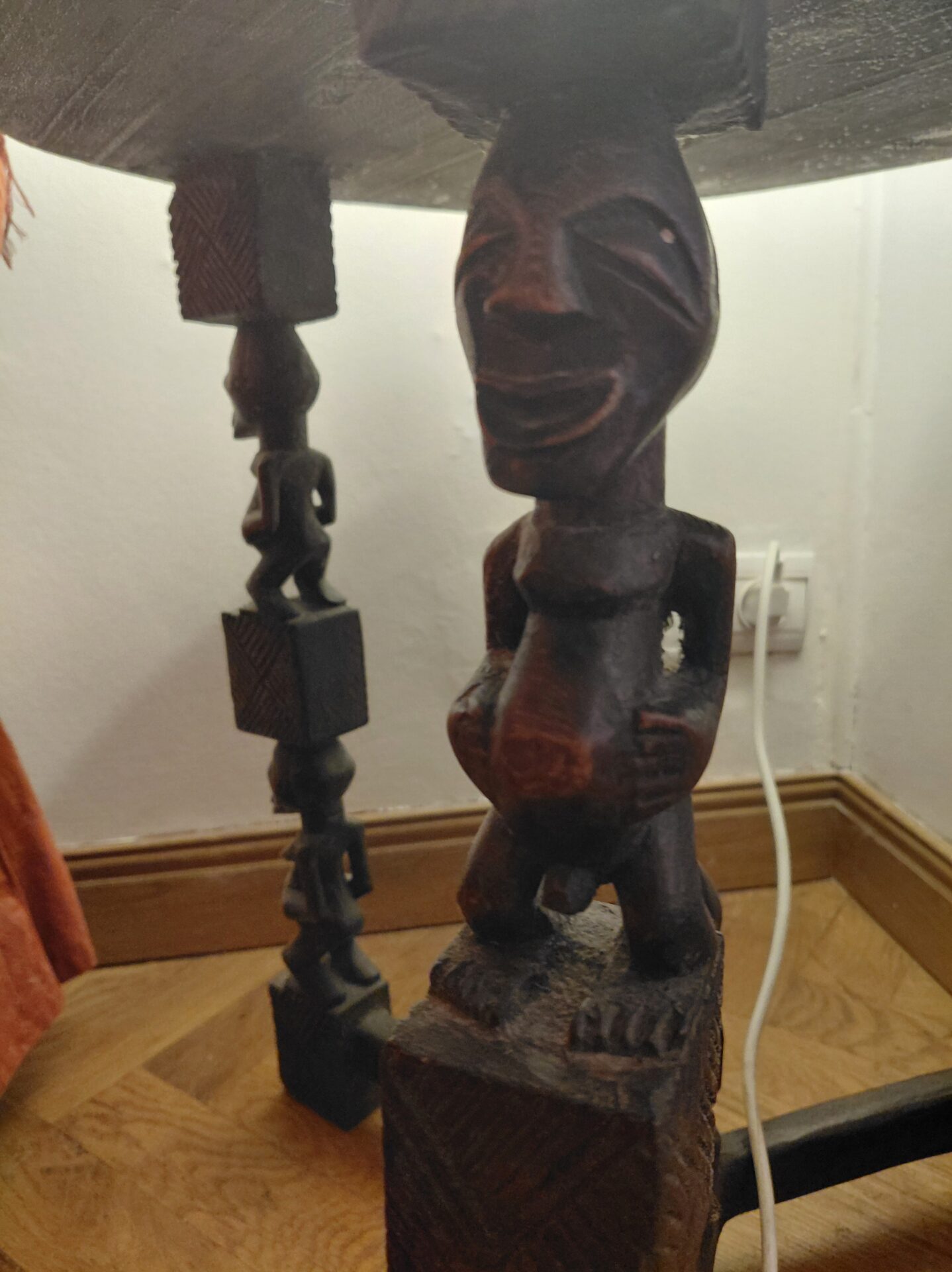 Table d'appoint en bois sculptée – Image 3
