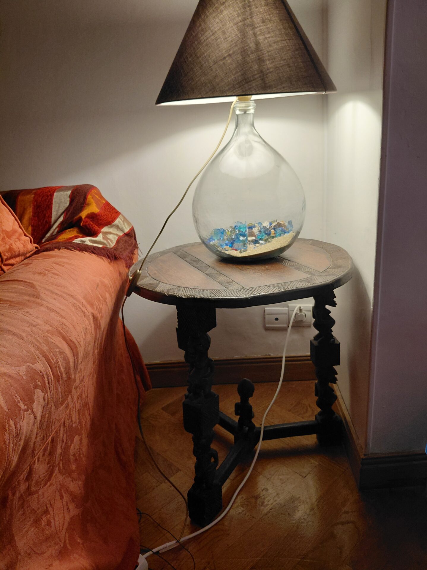 Table d'appoint en bois sculptée – Image 4