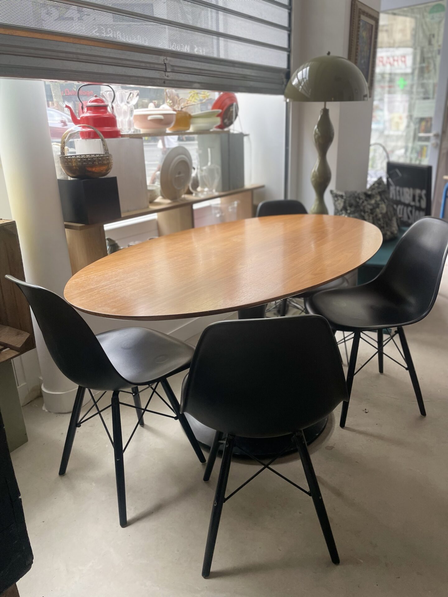 Grande table de salle à manger ovale avec pied central noir – Image 2