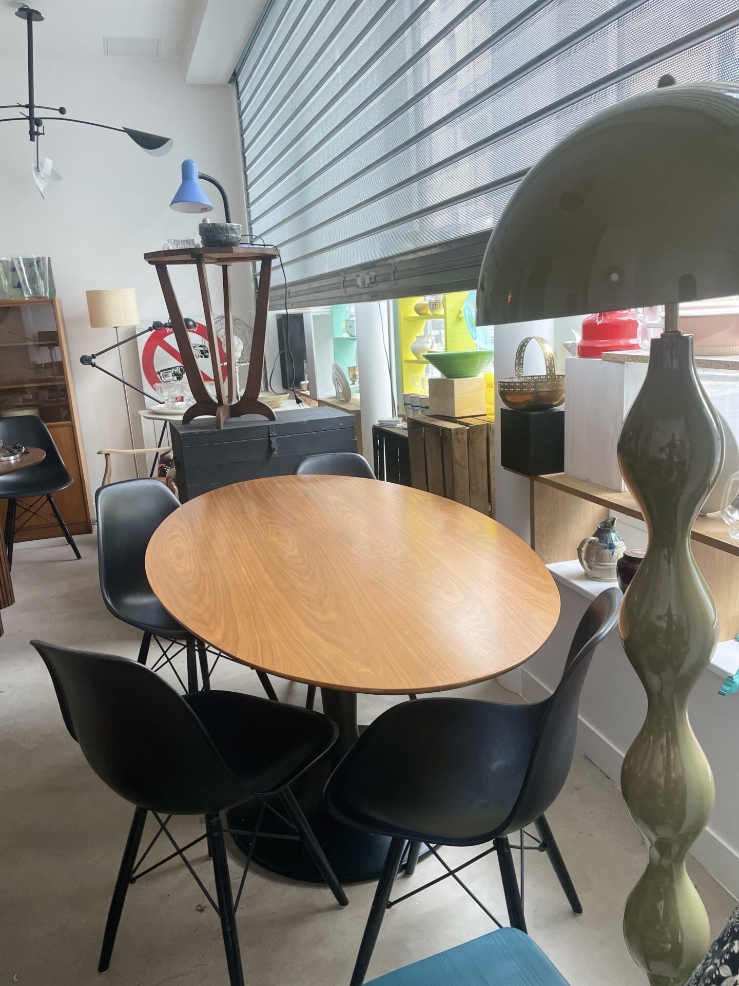 Grande table de salle à manger ovale avec pied central noir – Image 5