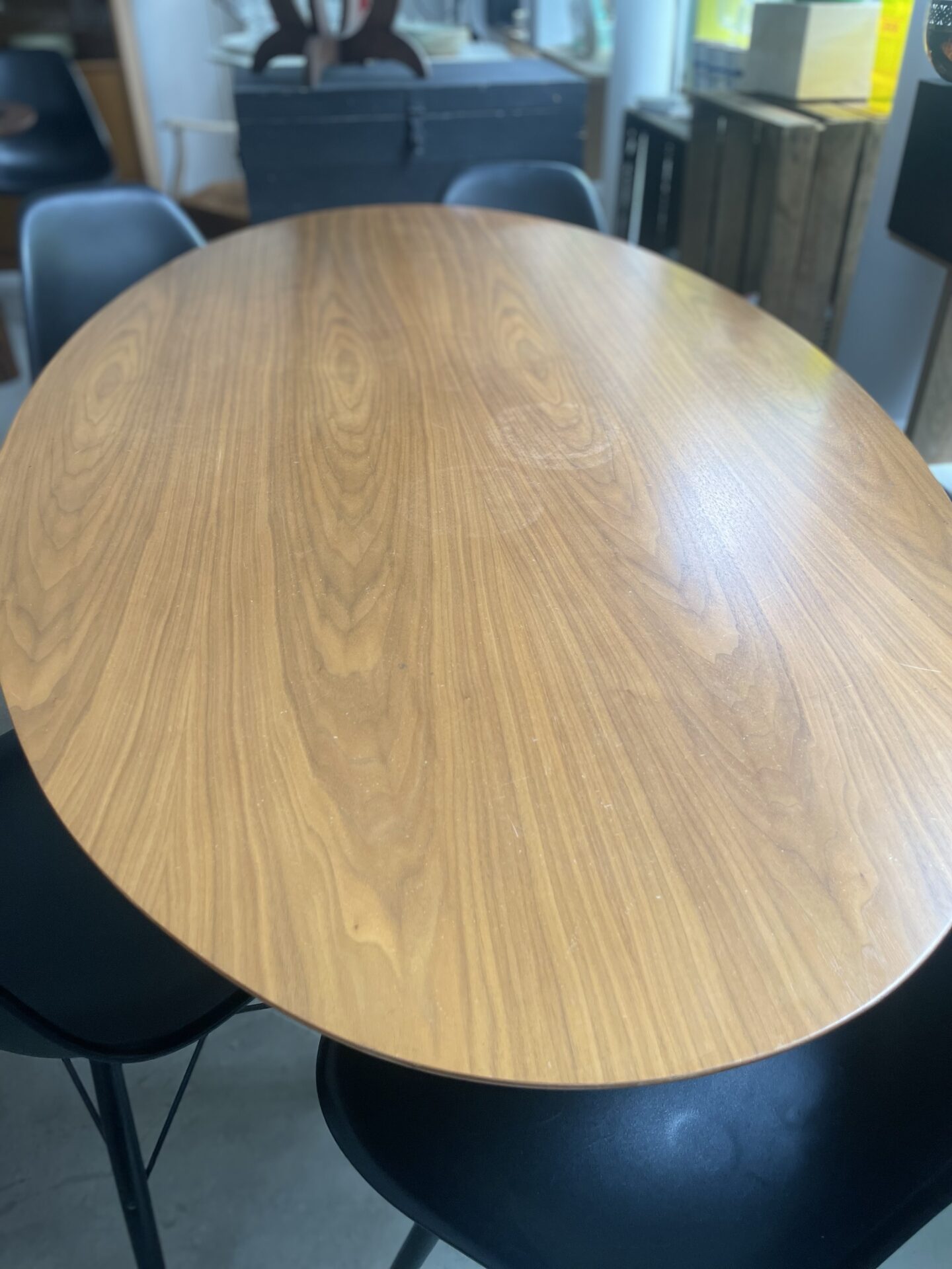 Grande table de salle à manger ovale avec pied central noir – Image 7