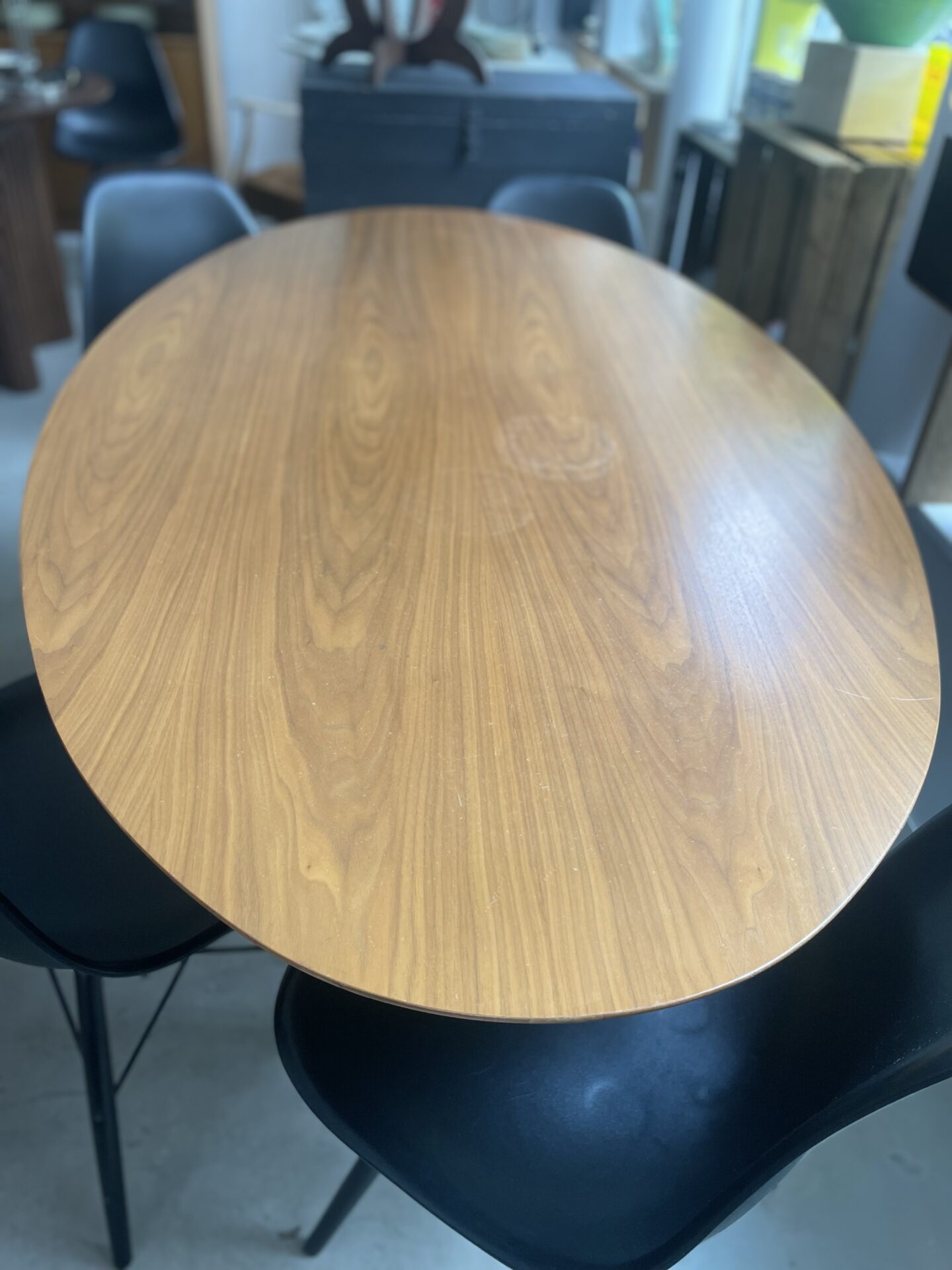 Grande table de salle à manger ovale avec pied central noir – Image 8