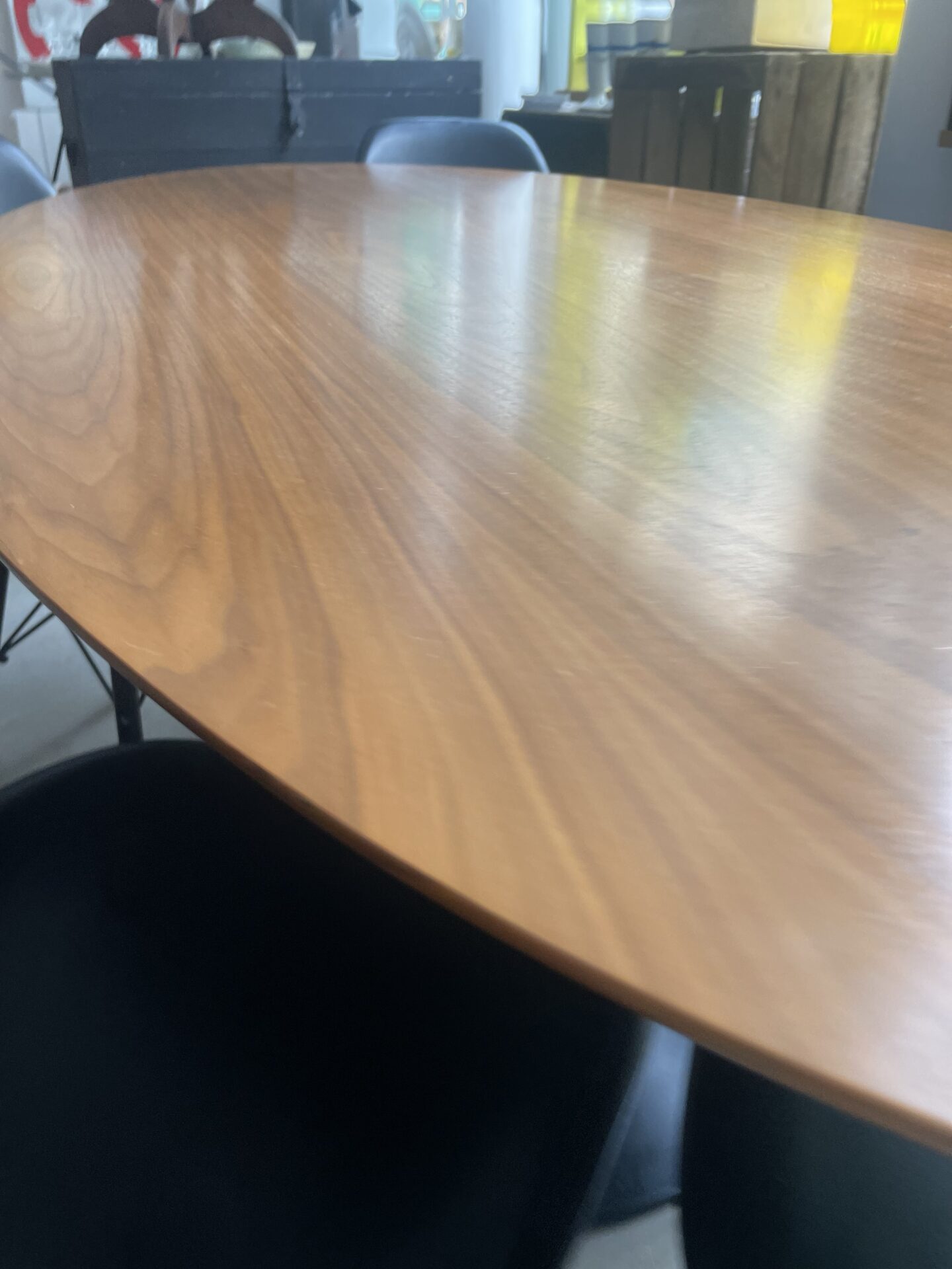 Grande table de salle à manger ovale avec pied central noir – Image 9