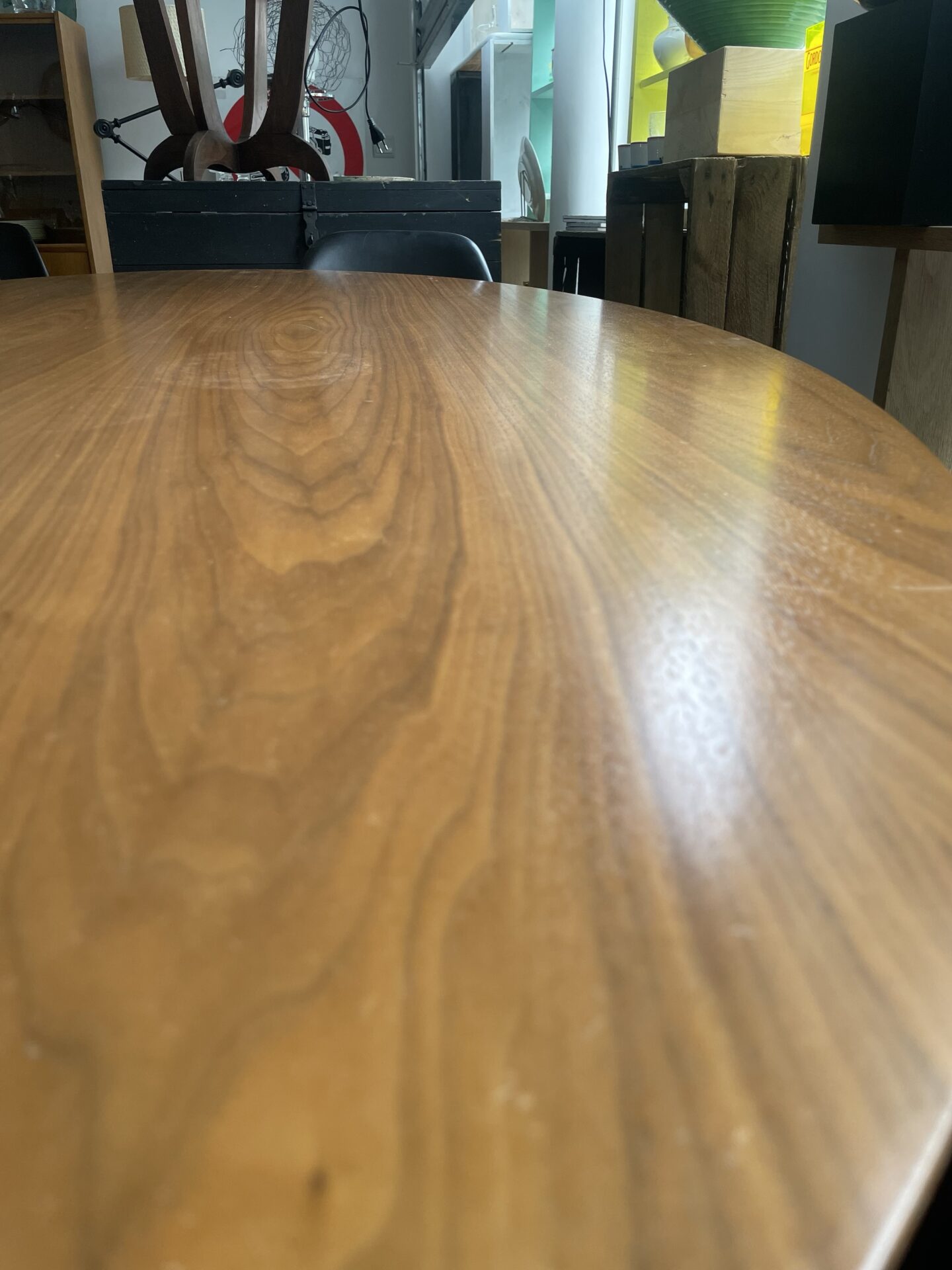Grande table de salle à manger ovale avec pied central noir – Image 10