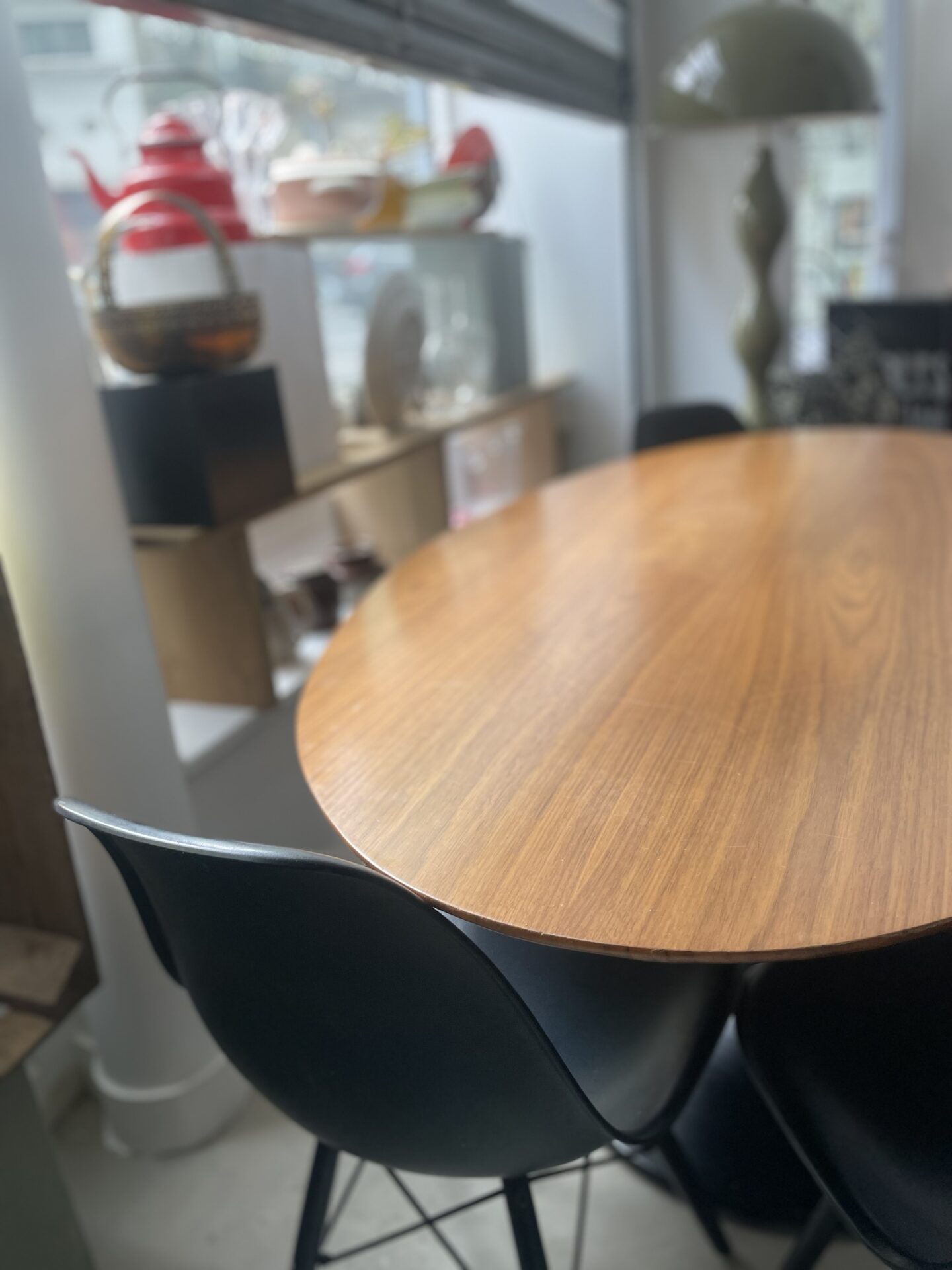 Grande table de salle à manger ovale avec pied central noir – Image 13