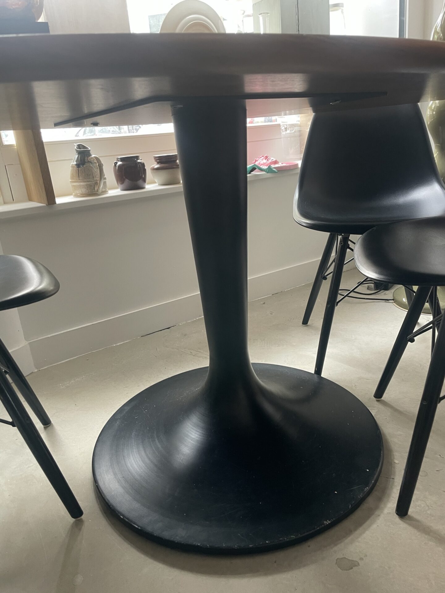 Grande table de salle à manger ovale avec pied central noir – Image 6