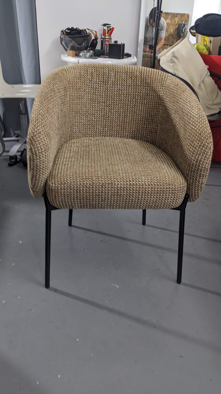 Chaise Volta, Tweed jaune & metal noir – Image 3