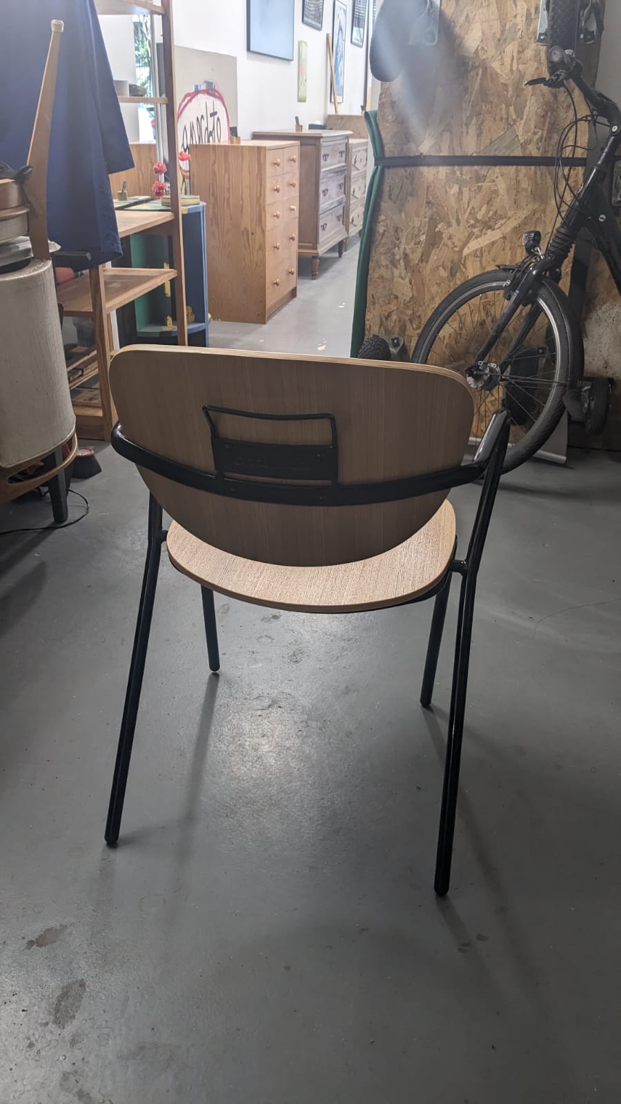 Ada : Chaise en frêne et métal – Image 7