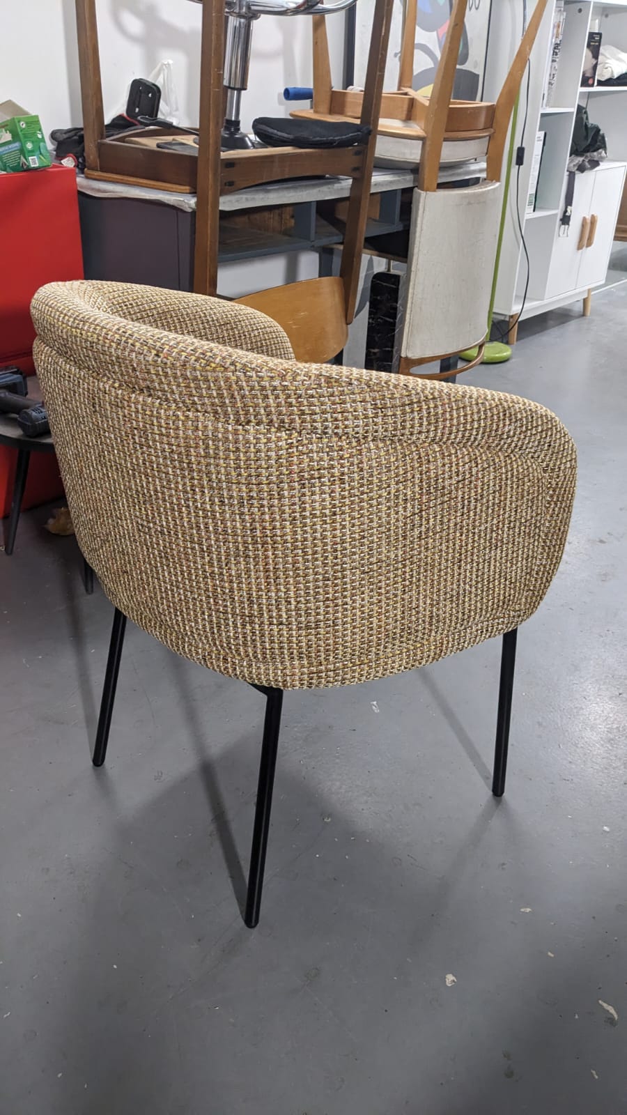 Chaise Volta, Tweed jaune & metal noir – Image 4