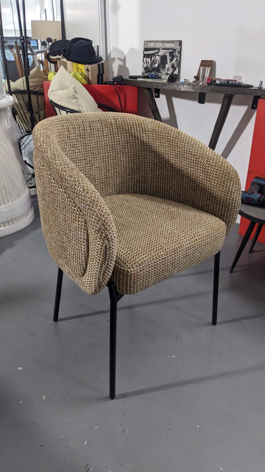 Chaise Volta, Tweed jaune & metal noir – Image 2