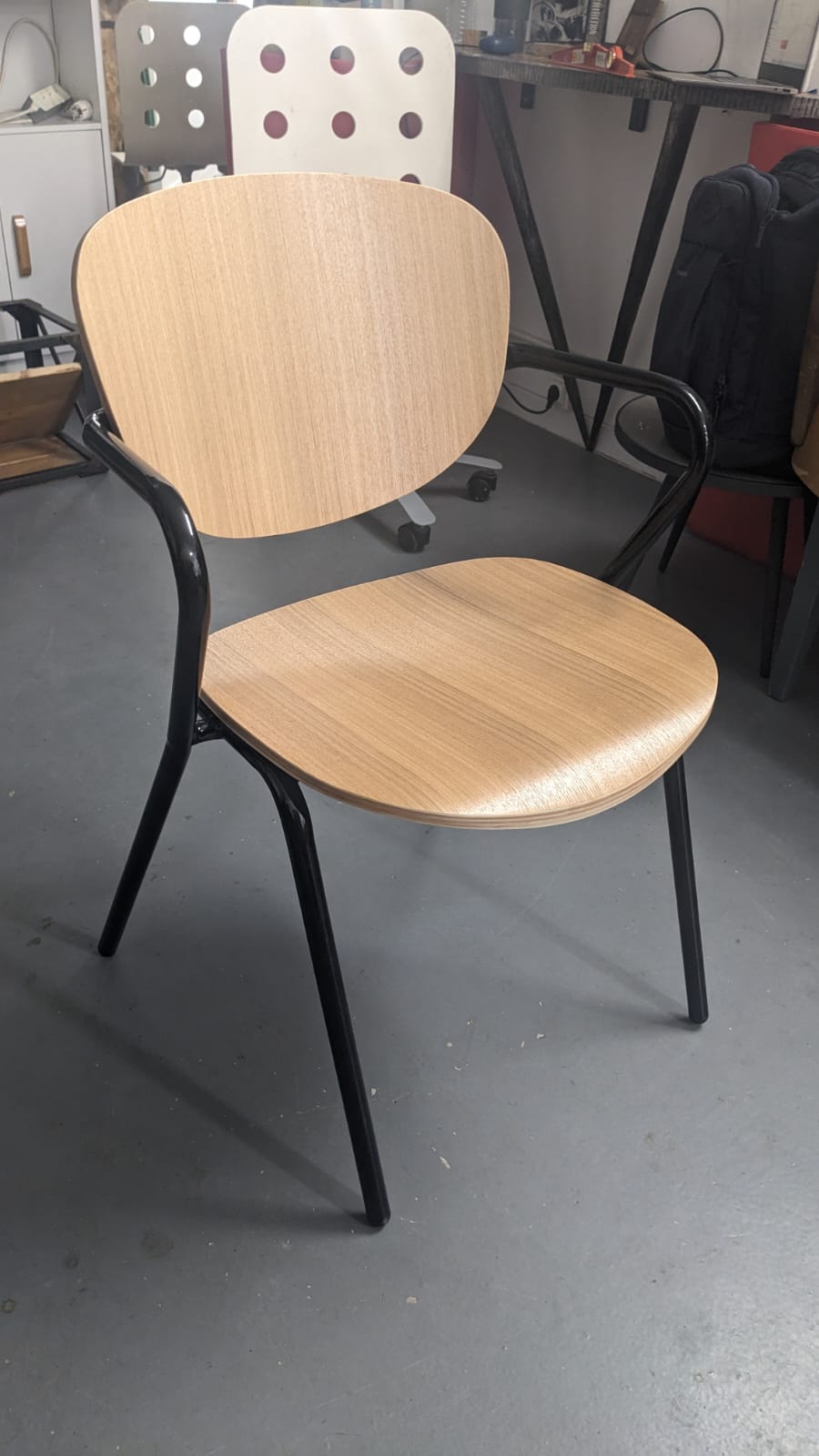 Ada : Chaise en frêne et métal – Image 3