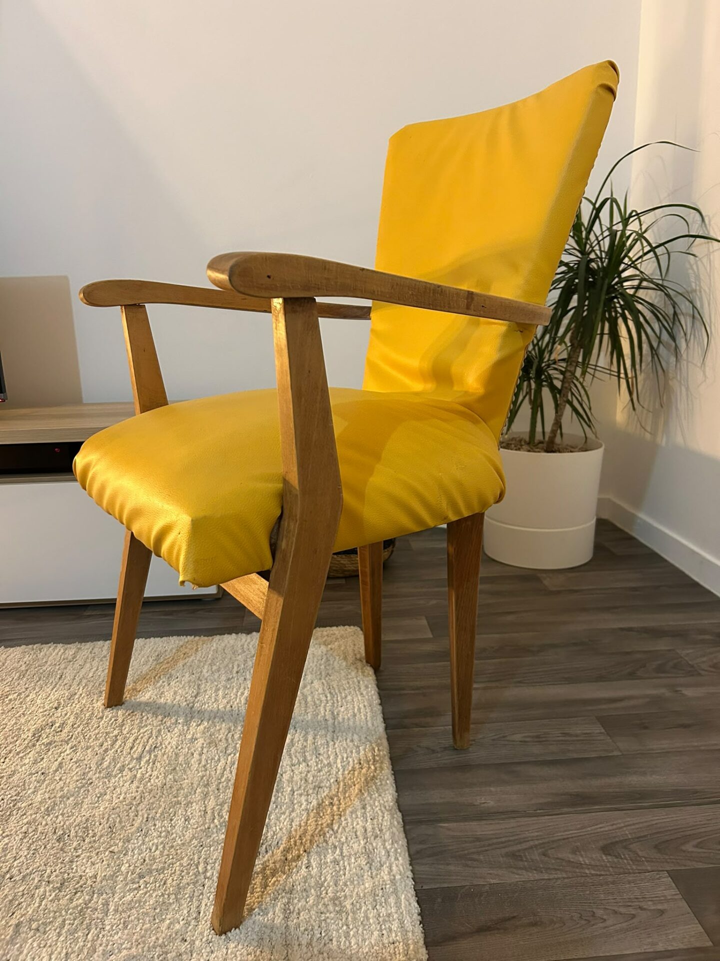 Fauteuil scandinave restauré (bois massif, jaune bouton d’or) – Image 6