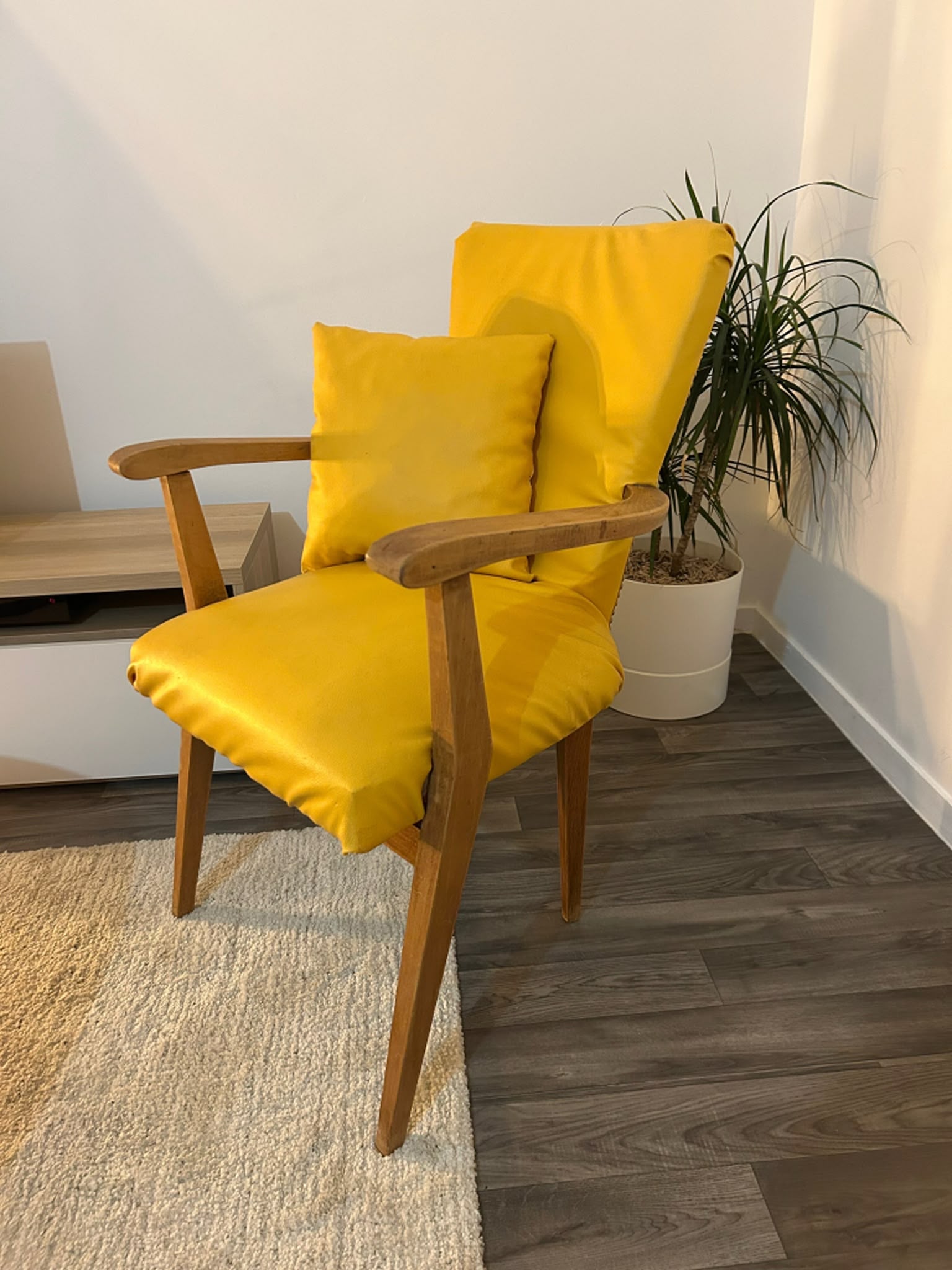 Fauteuil scandinave restauré (bois massif, jaune bouton d’or) – Image 4